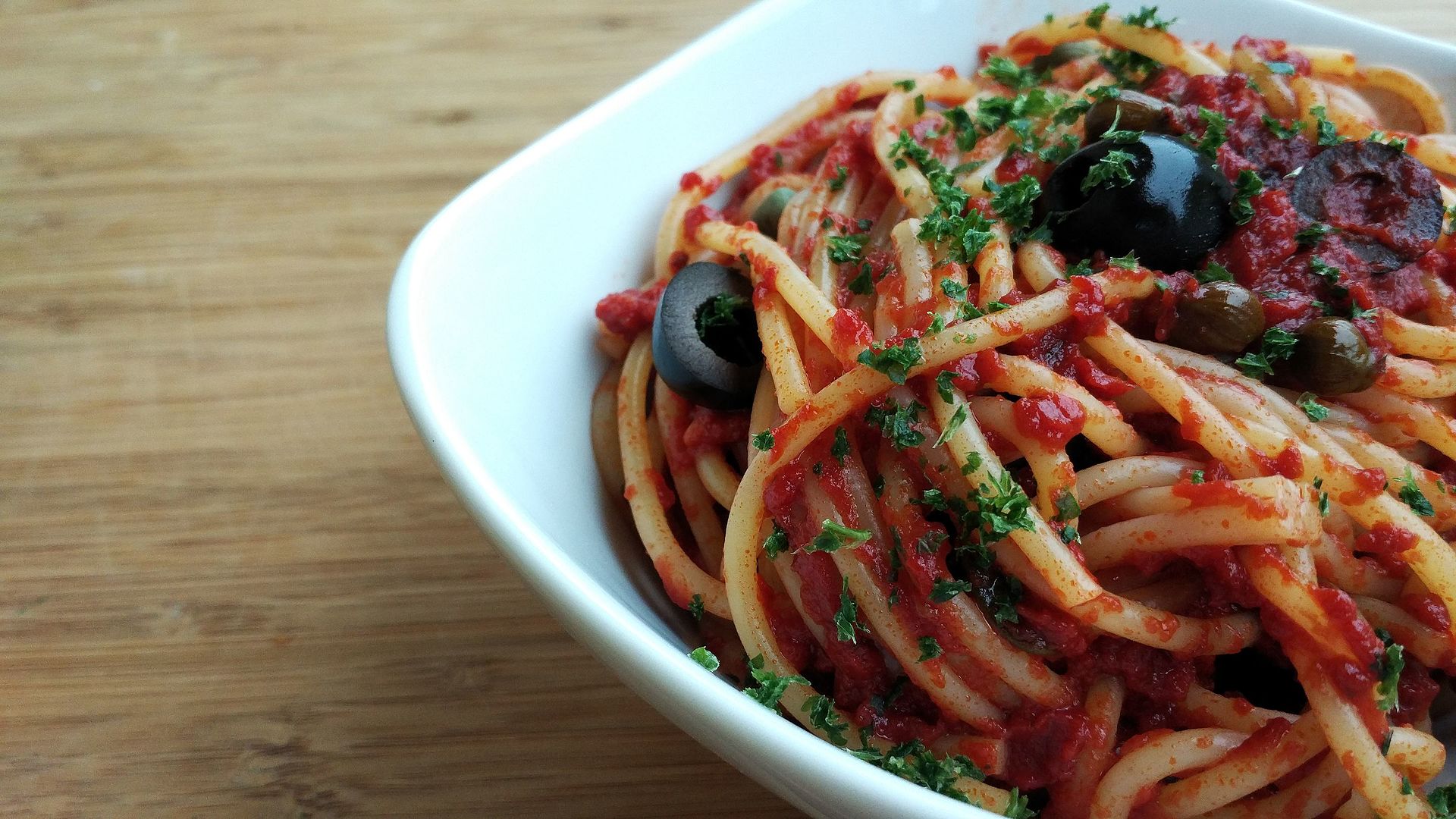 Ricetta spaghetti alla puttanesca: ingredienti, preparazione e consigli ...