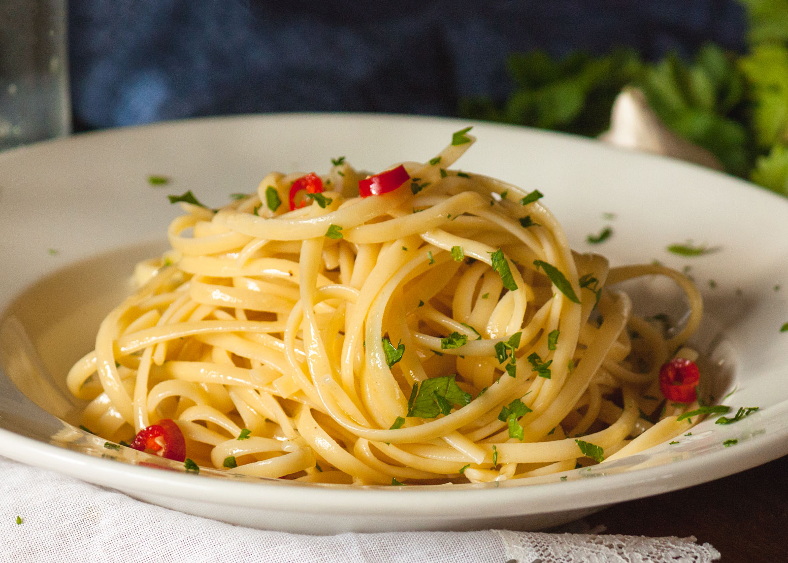 Ricetta spaghetti aglio, olio e peperoncino: ingredienti, preparazione ...