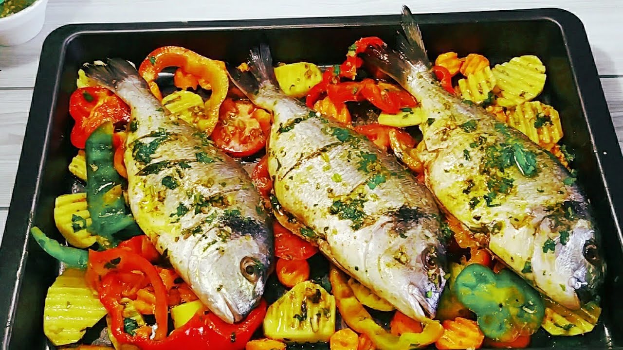 Ricetta Orate con patate, pomodorini e olive - ecco un modo diverso per servire il pesce