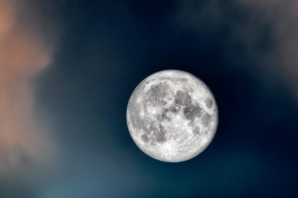 La Luna Piena porterà a galla emozioni nascoste per questi 4 segni: preparatevi