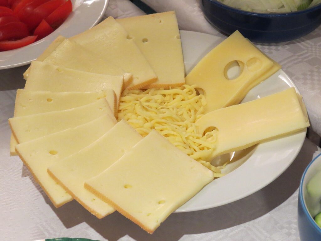 Colesterolo alto dopo i 50? Elimina questo formaggio a colazione, controlla subito se lo mangi