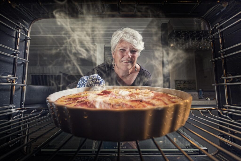 Come pulire il forno incrostato senza fatica: il metodo della nonna con il bicarbonato