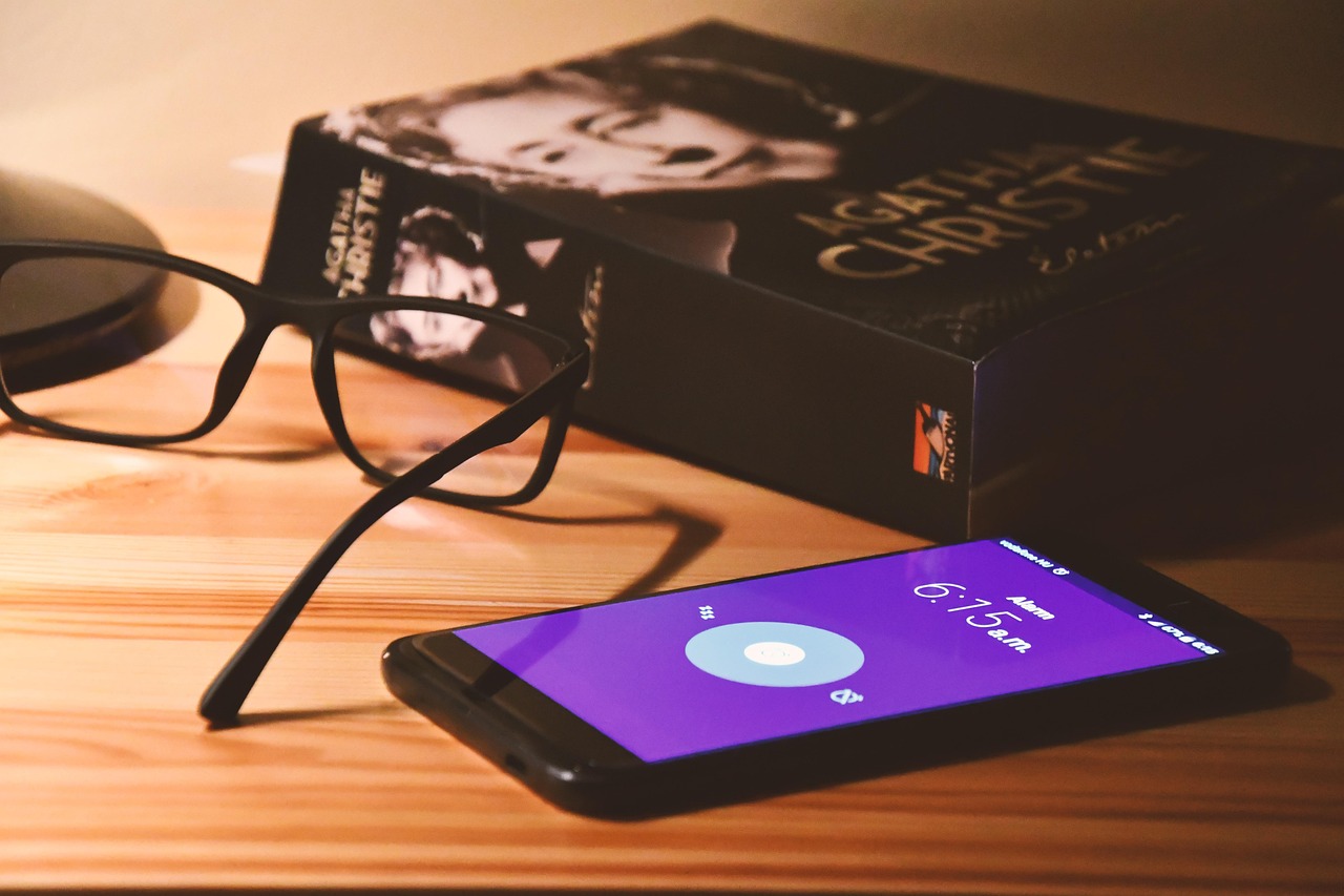 Frasi buonanotte ispiratrici per il 6 febbraio 2026, con cuori e stelle sullo sfondo.