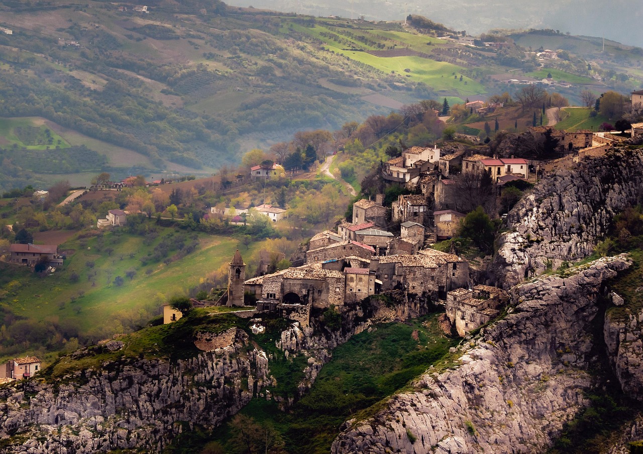 Un affascinante borgo fantasma italiano immerso nella natura, con edifici antichi e atmosfera misteriosa.