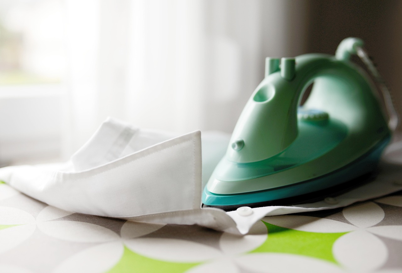 Colletto di camicia con macchie gialle, prima e dopo il trattamento di pulizia.