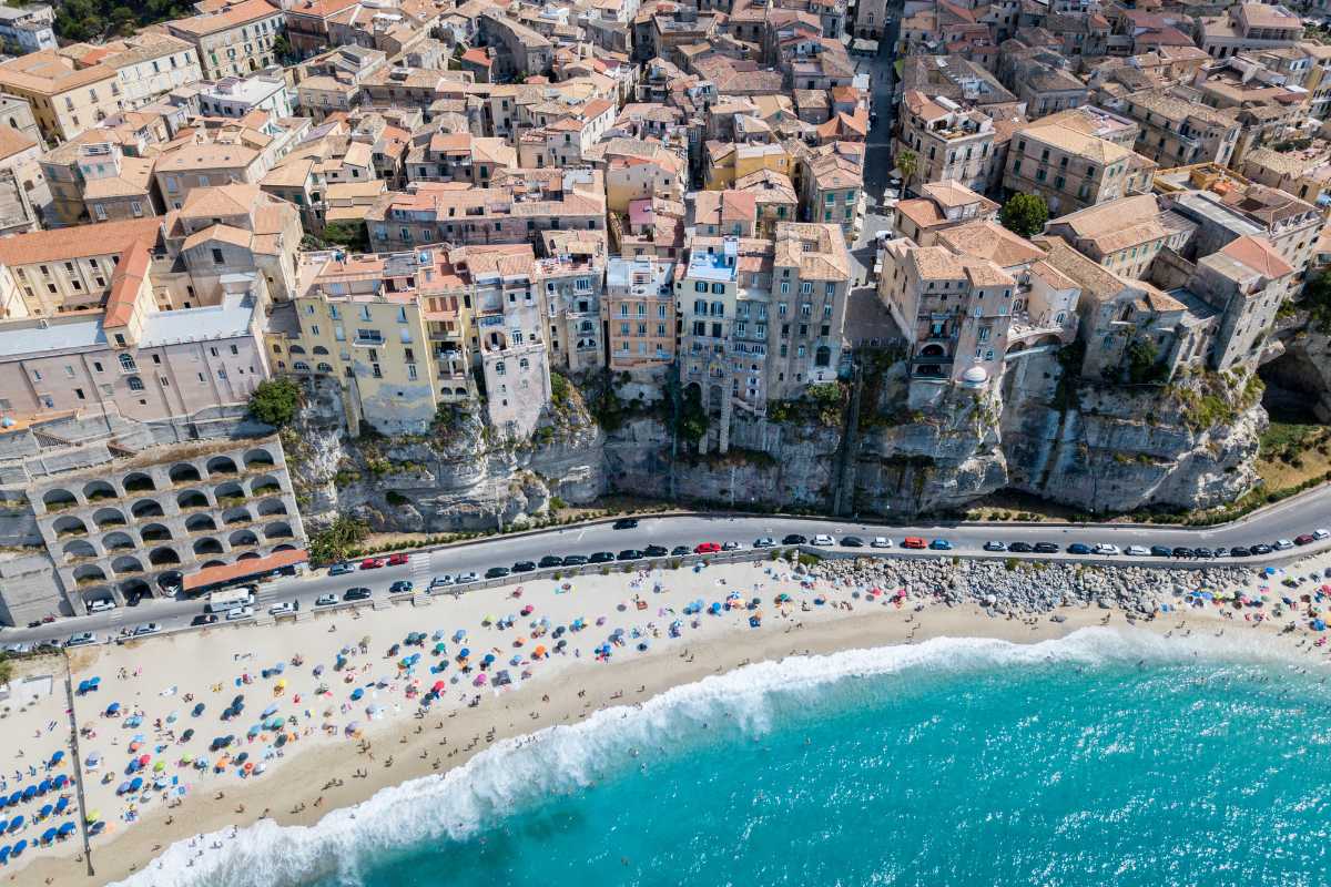 Spiaggia tranquilla in Italia, ideale per Ferragosto 2026, lontana dalla folla.