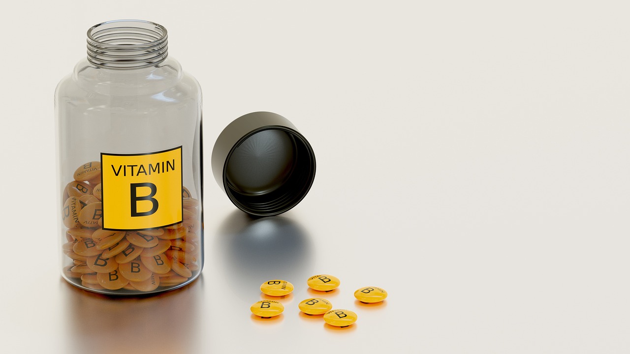 Donna che mostra sintomi di carenza di vitamina B12, come stanchezza e pallore.