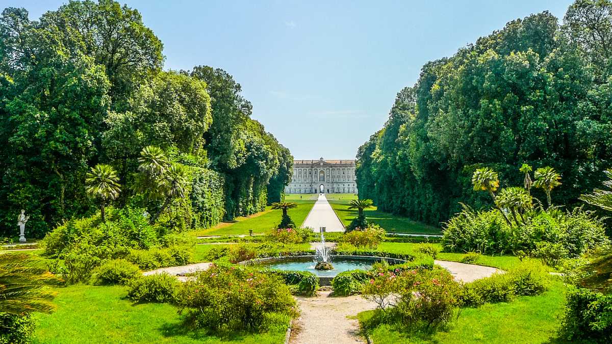 Giardino fiorito in Italia, uno dei cinque luoghi da visitare per la bellezza dei paesaggi.