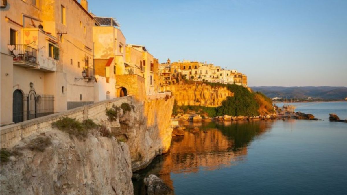 Vista panoramica del suggestivo paese siciliano, tra tradizione e bellezze naturali.