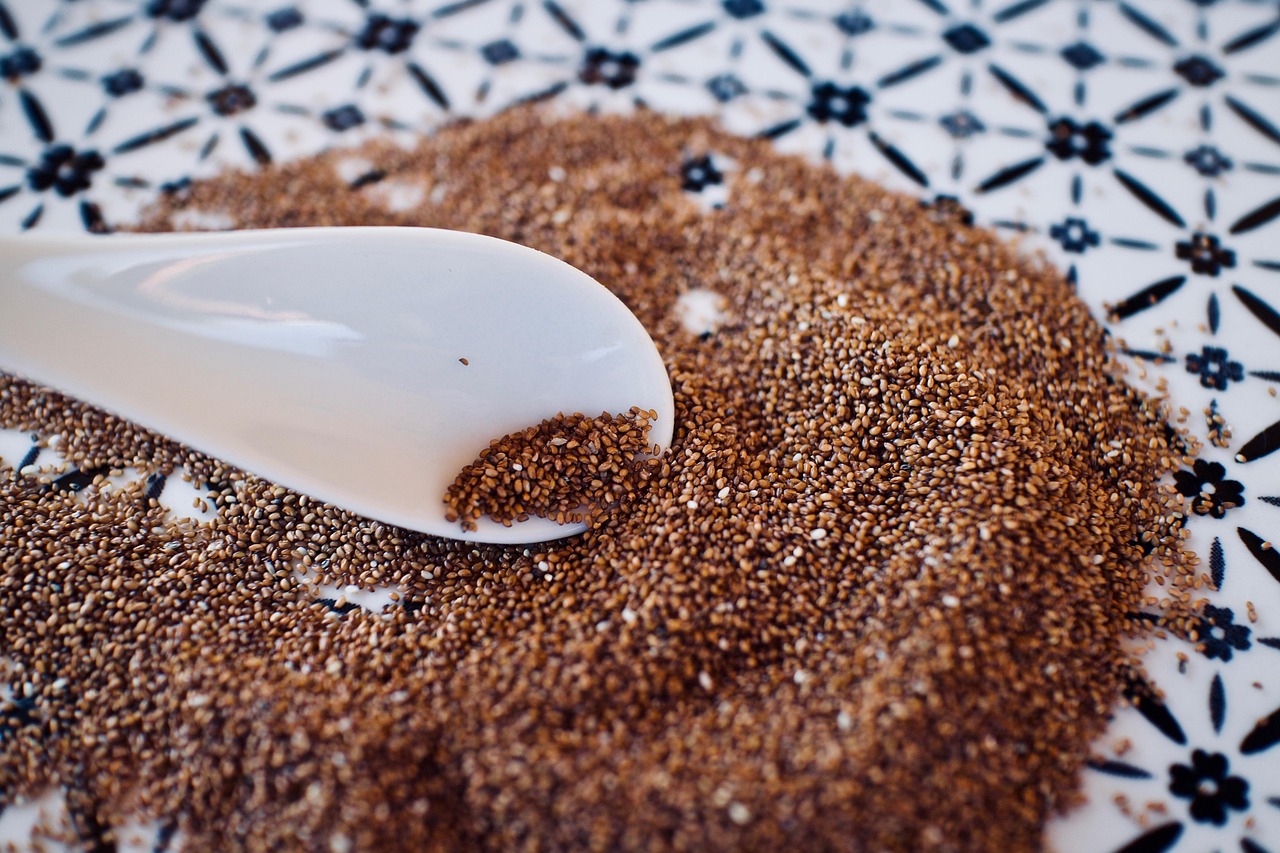 Seme di chia su un tavolo, simbolo di salute per la tiroide e metabolismo lento.