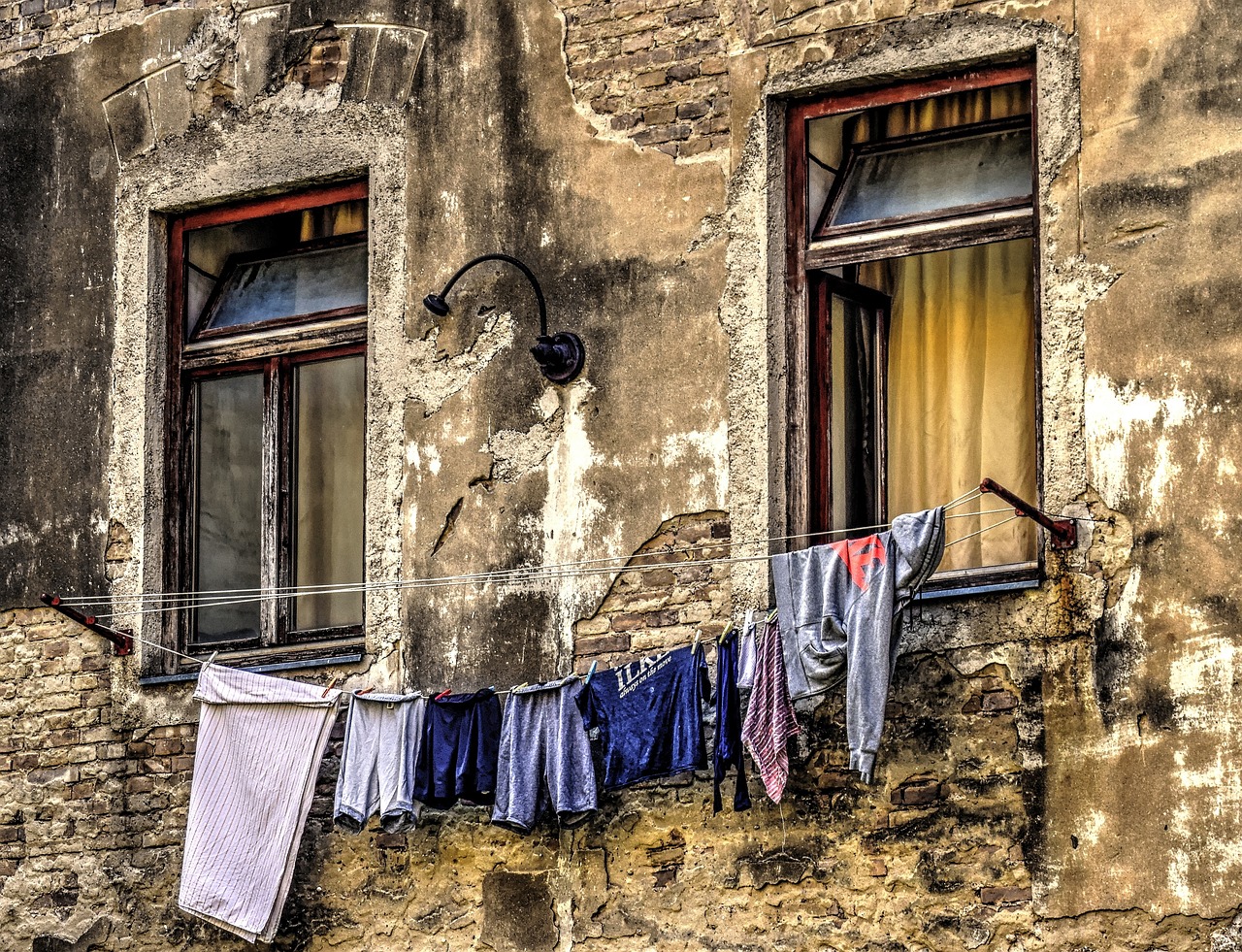 Immagine che illustra pareti umide con segni di sudore e muffa in un'abitazione.