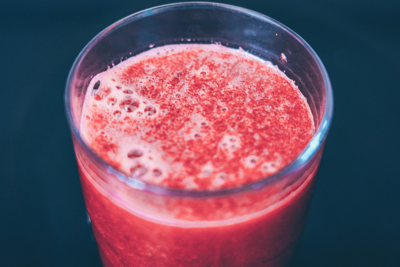 Bevanda naturale per abbassare la pressione alta, composta da ingredienti freschi e salutari.