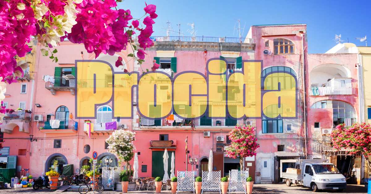 Panorama di Procida, angolo nascosto con case colorate e mare cristallino, ideale per vacanze 2026.