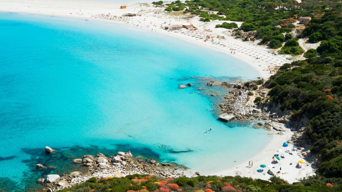 Spiaggia della Sardegna, accessibile solo a piedi, con acque cristalline e paesaggio mozzafiato.