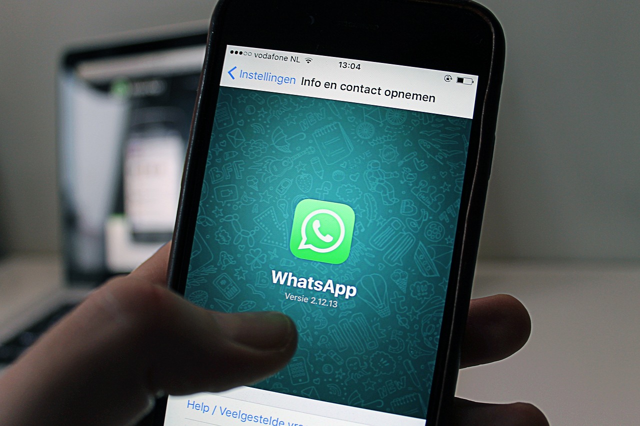 Immagine che mostra un dispositivo mobile con WhatsApp aperto e messaggi cancellati visibili.