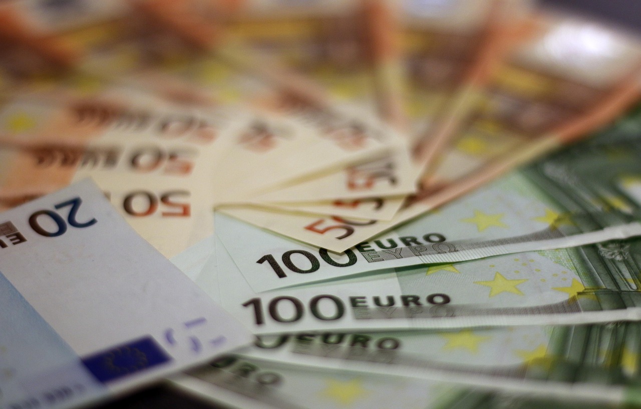 Infografica sul nuovo bonus anziani 2026, con dettagli su come ottenere fino a 600 euro senza ISEE.