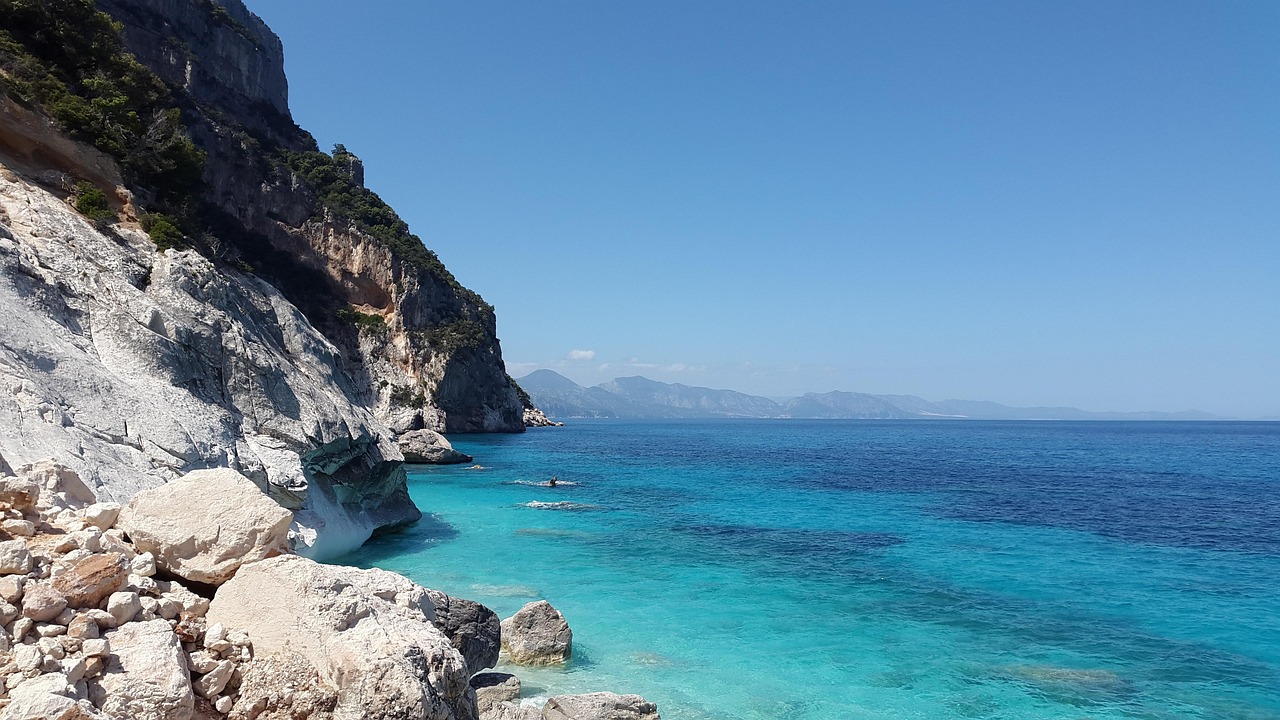 Vista panoramica della Cala Goloritzé con il mare cristallino e scogliere a picco.