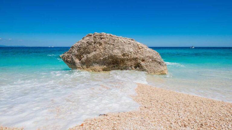 Cala Mariolu: la cala sarda con i ciottoli bianchi che sembrano uova