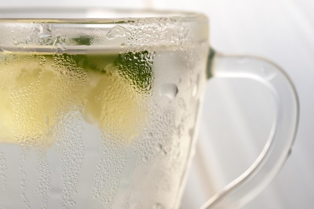 Come bere acqua calda con limone ogni mattina per perdere peso: ecco i benefici