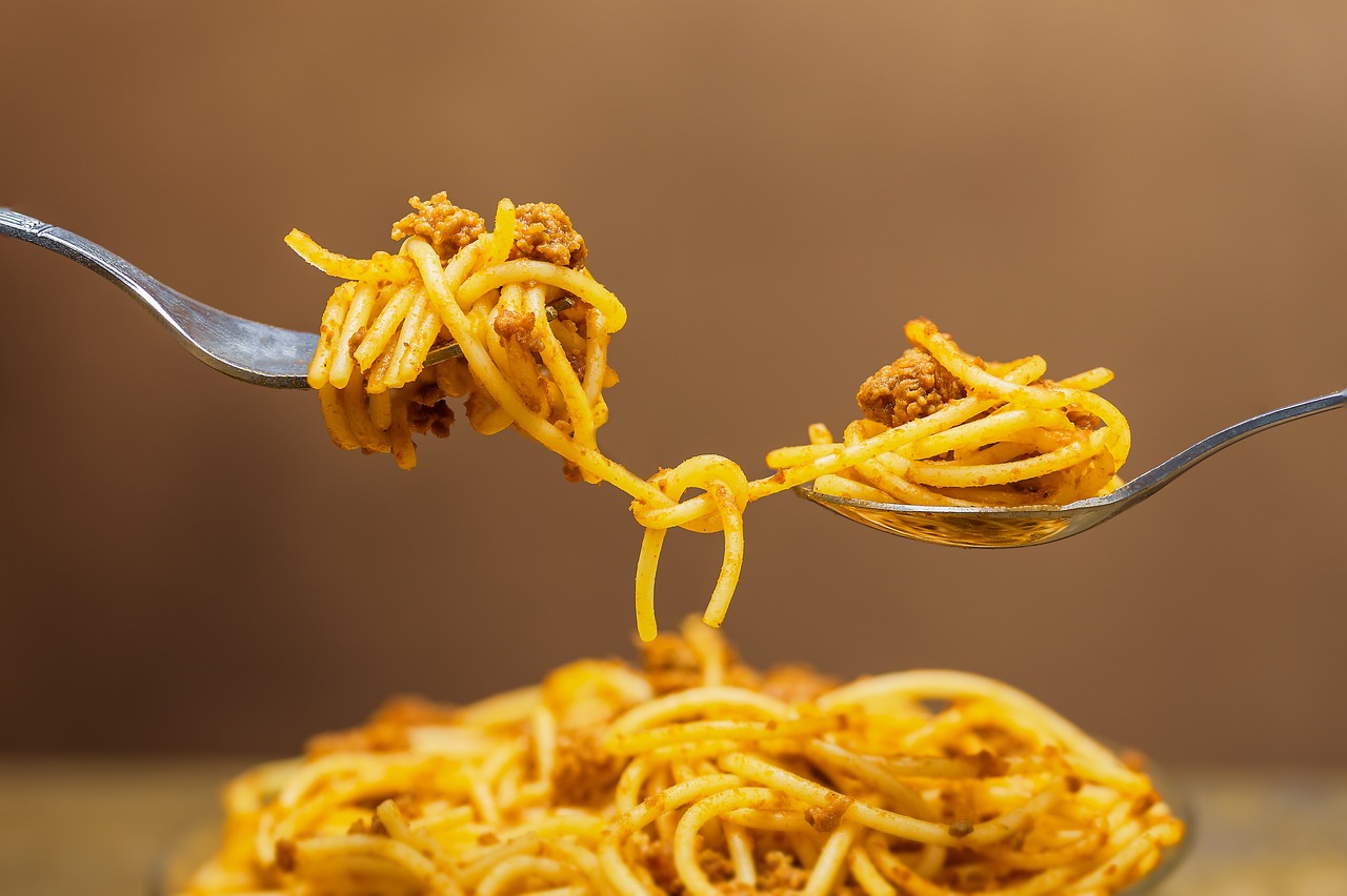 Spaghetti al tonno serviti con pomodorini e prezzemolo, un piatto iconico degli anni '90.
