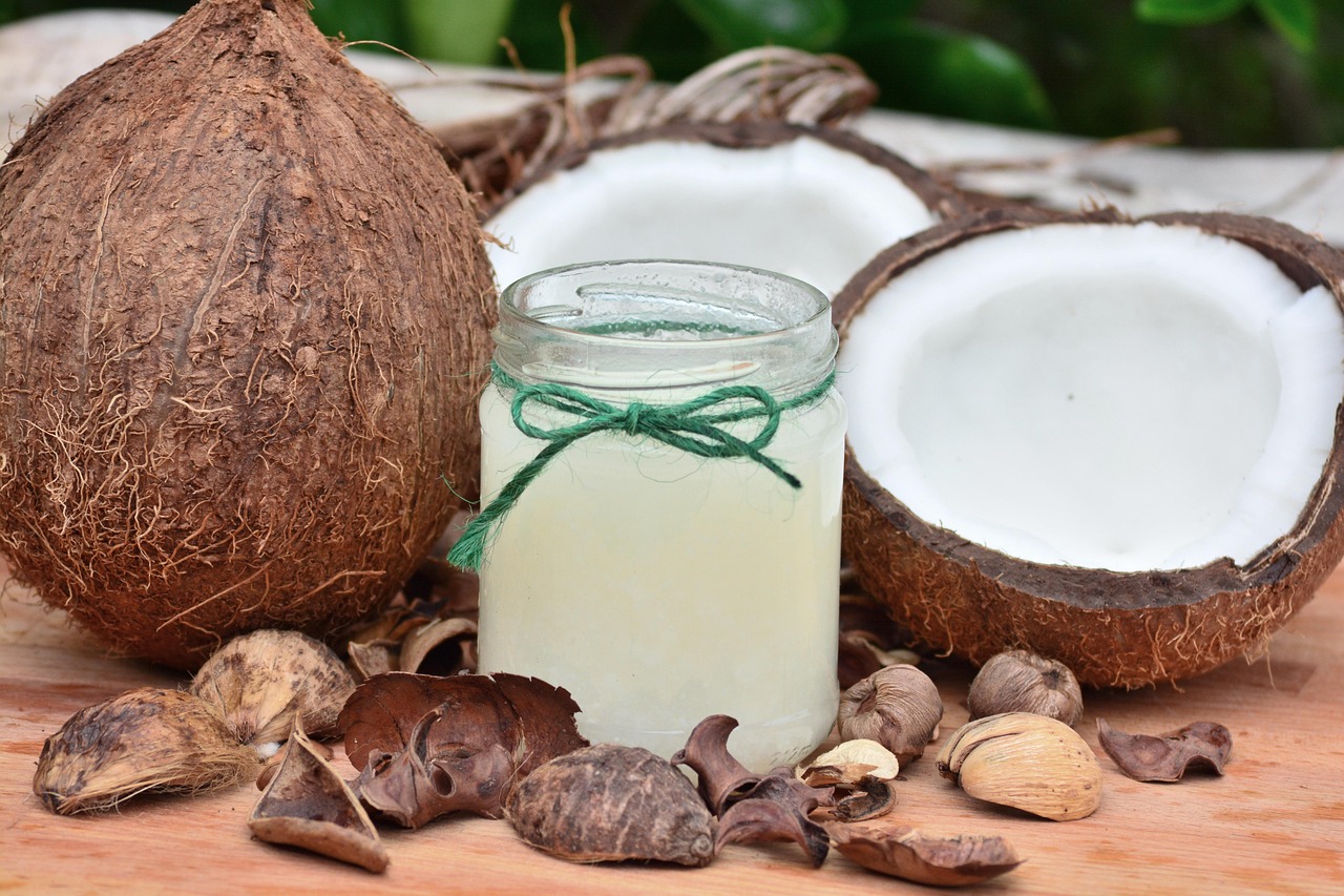 Olio di cocco versato in un cucchiaio, simbolo di salute e metabolismo attivo.