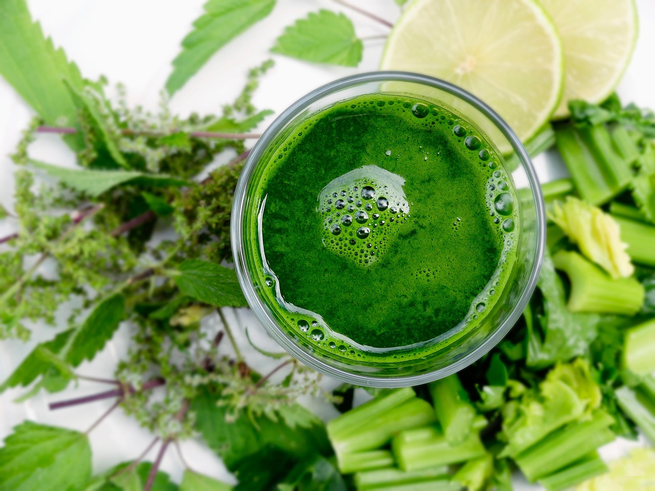 Bevanda verde fresca in un bicchiere, ideale per purificare il fegato e migliorare la digestione.