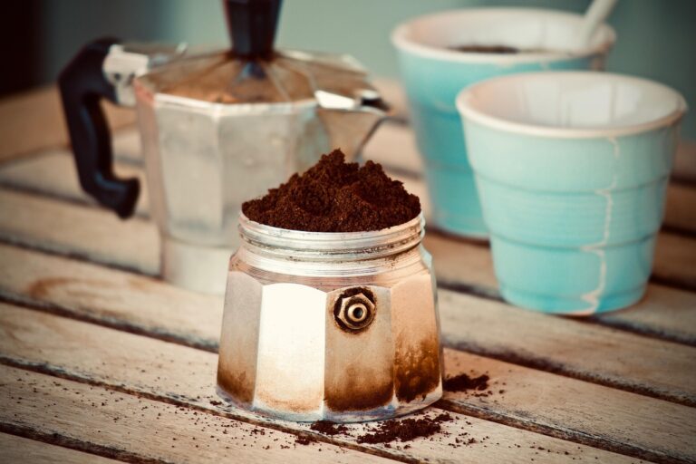 Pulire la moka senza detersivo: la tecnica corretta per non alterare il gusto del caffè
