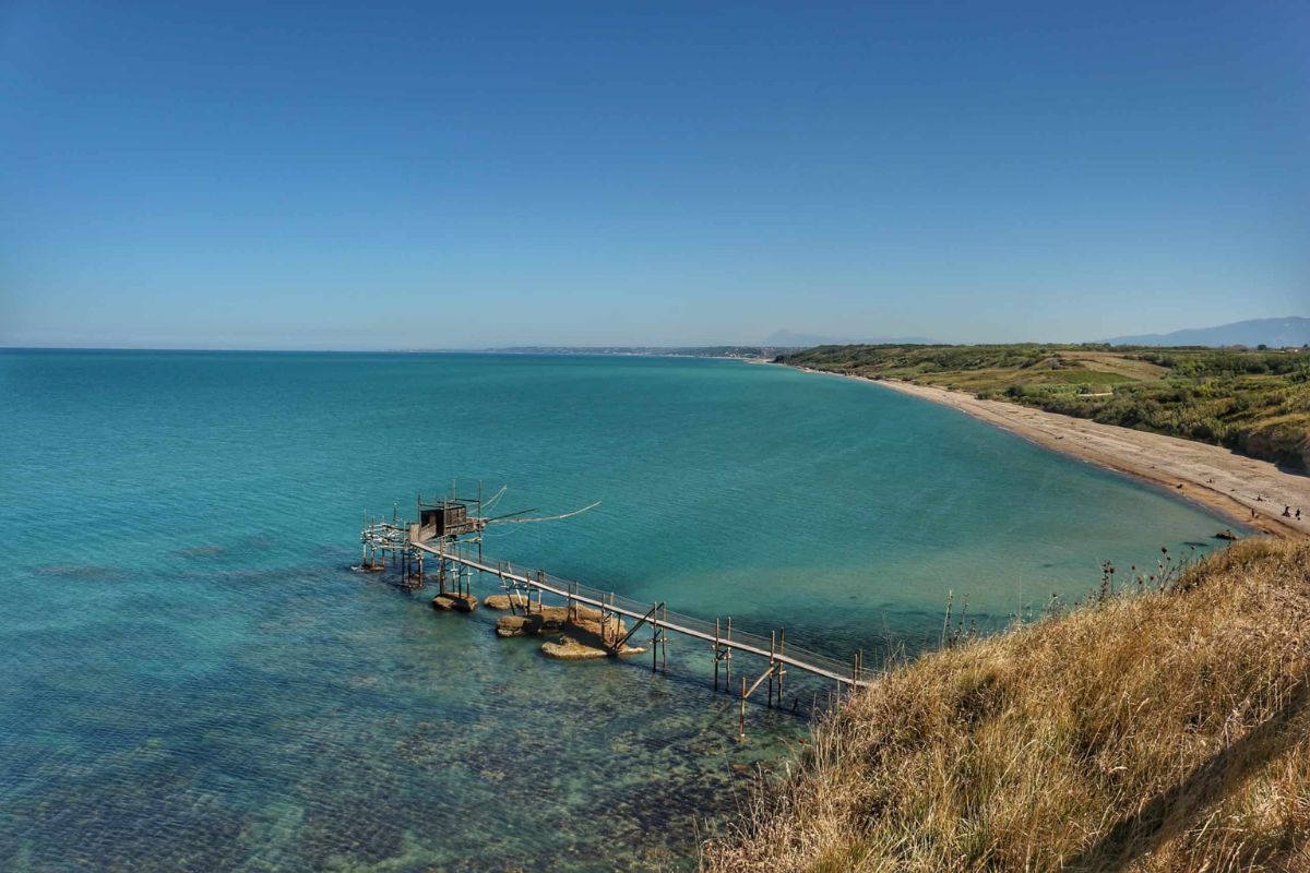 Spiaggia selvaggia di Punta Aderci con dune e mare cristallino, riserva naturale in Abruzzo.