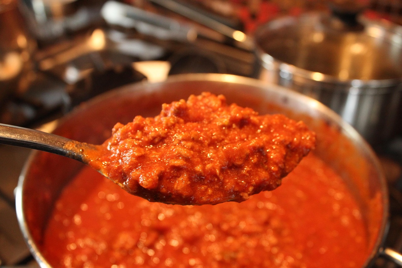 Ingredienti freschi per un ragù, evidenziando l'ingrediente segreto che migliora il piatto.