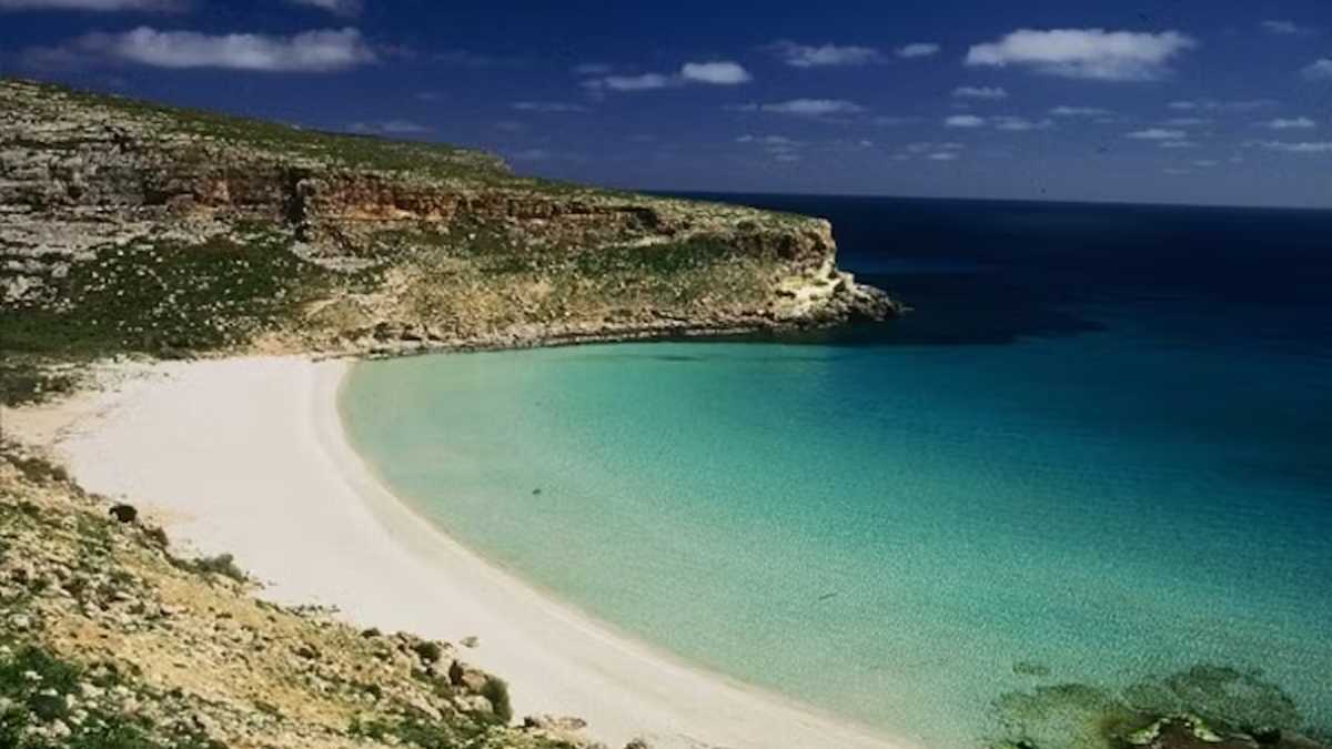 Spiaggia dei Conigli in Sicilia, vista panoramica con sabbia bianca e mare cristallino.