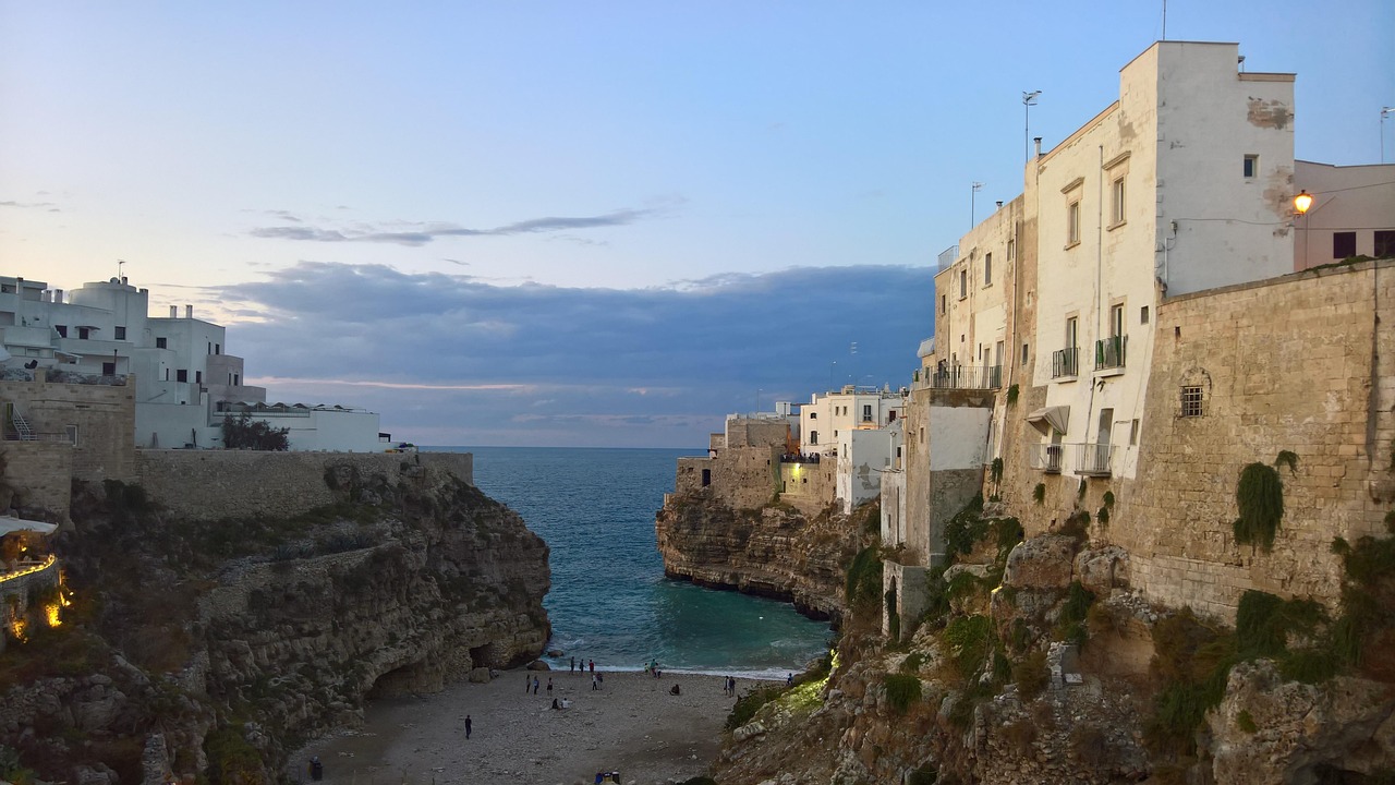 Spiaggia del Cavallone a Polignano, vista della baia nascosta tra le case e le scogliere.