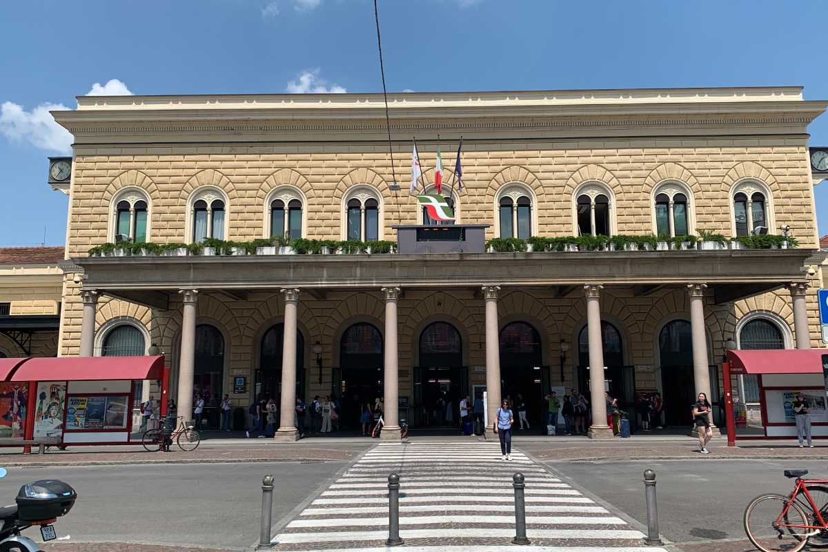 Vista della Stazione Centrale di Milano senza tapis roulant, evidenziando l'ampio atrio e i passeggeri.